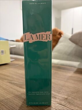 La Mer Body Lotion Box in Green with Pink Logo